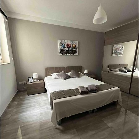 F10 Room 1, Private Double Room With Private Bathroom In Shared Flat 姆西达 外观 照片