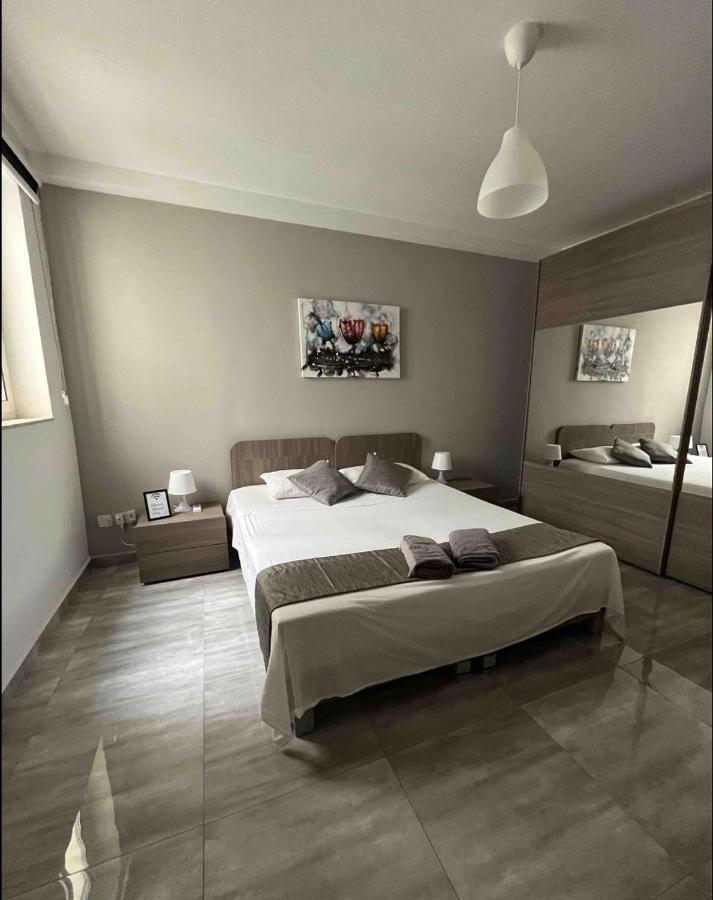 F10 Room 1, Private Double Room With Private Bathroom In Shared Flat 姆西达 外观 照片